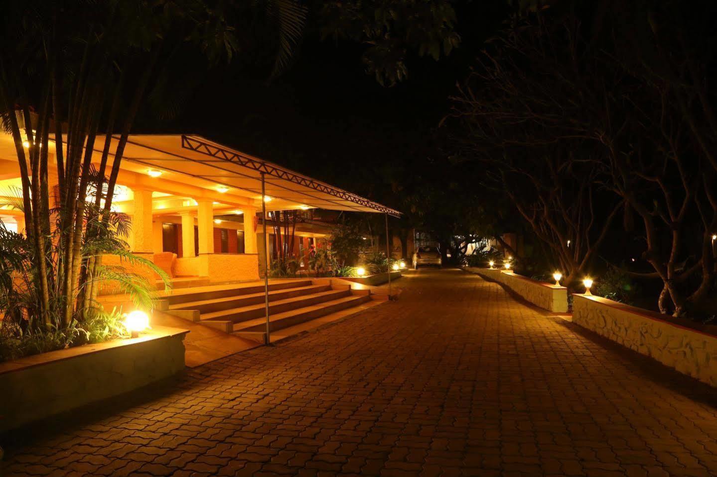 เอาท์โพสท์ แอท อาลิบัก รีสอร์ต Hotel อลีบาก ภายนอก รูปภาพ